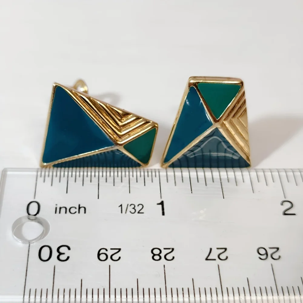 Trifari Green Enamel Geometric Gold Tone Clip on Earrings 80's 90' Vintage NOS